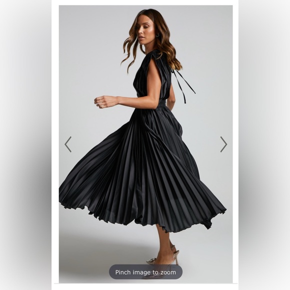 Showpo DELLA MIDI DRESS - PLUNGE NECK SHORT SLEEVE PLEATED DRESS IN BLACK SMALL - Picture 4 of 5